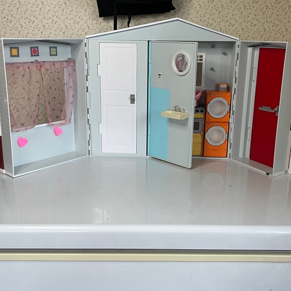 Vintage Barbie -totally real- fold n go house. Dryer spins- door bell rings- - Picture 3 of 10